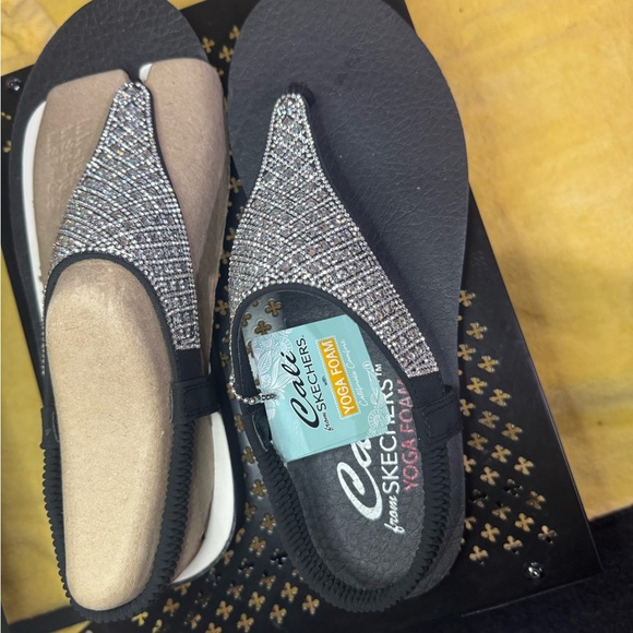 518.522. 524. . NEW SIZE 10 Skechers Black Sandals with Rhinestone Accents - Picture 3 of 8